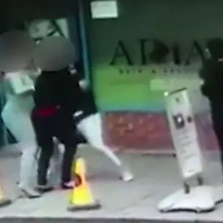 بالفيديو.. 3 سيدات يعتدين بالضرب على فتاة محجبة في بريطانيا