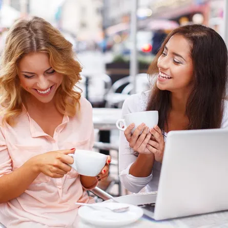 "اتيكيت": طلب الخدمة عبر "فيسبوك" مشروع.. وللآخر حريّة الرفض 