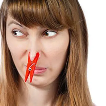 طلبت الخلع بسبب رفضه الإستحمام!