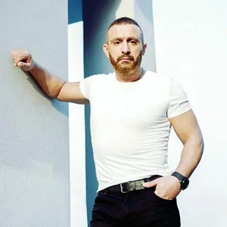 أحمد السقا يتوسّط لشاب وخطيبته بعد خلافهما على فيلم "هبوط اضطراري"