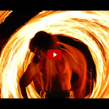 فيديو.. مهرج يشعل النار في وجهه بالخطأ