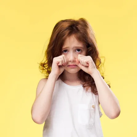 بالصور... طفلة "تبكي بدل الدموع دم"