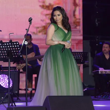 بالصور: من فاجأ شيرين عبد الوهاب في حفلها في بيروت؟