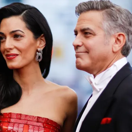 بالصور: الظهور الأول لجورج كلوني وأمل علم الدين مع التوأمين