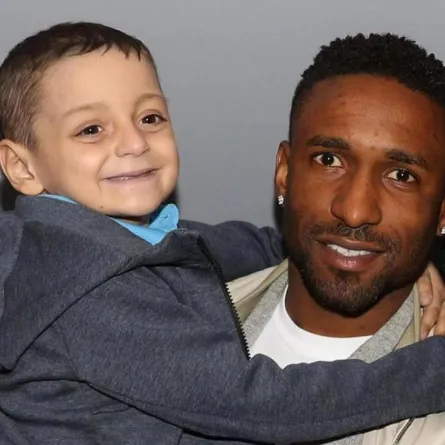 بالصور.. السرطان يخطف أصغر وأشهر مشجعي نادي سوندرلاند الإنجليزي