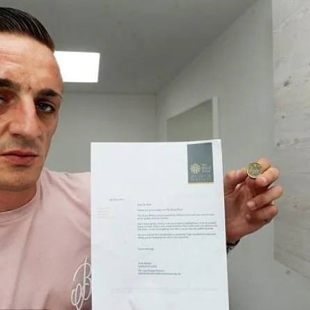 منظف زجاج بريطاني يعثر على جنيه إسترليني بقيمة ثلاثة آلاف!