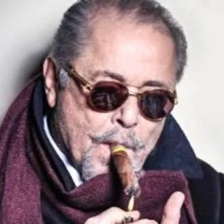 ماذا فعل نجل محمود عبد العزيز على الهواء عندما  شاهد صورة والده؟