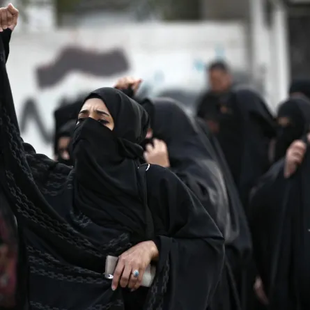 شخص يلقي مادة حارقة على السيدات في أسواق جدة