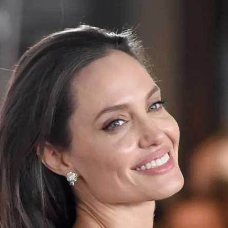 بالصور: أنجلينا جولي في شوارع لوس أنجلوس