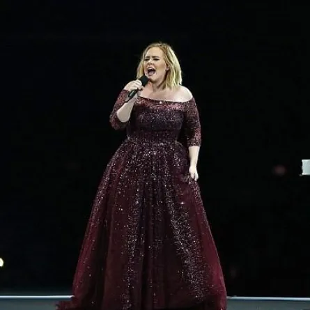 أديل تتعرض لهجوم كبير من إحدى معجباتها