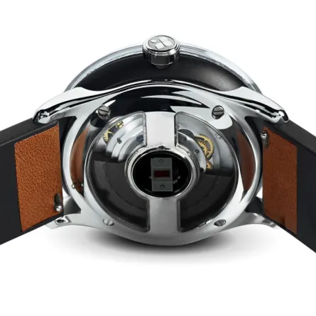 في سويسرا.. تطوير أول ساعة ذكية ذاتية الشحن بالعالم