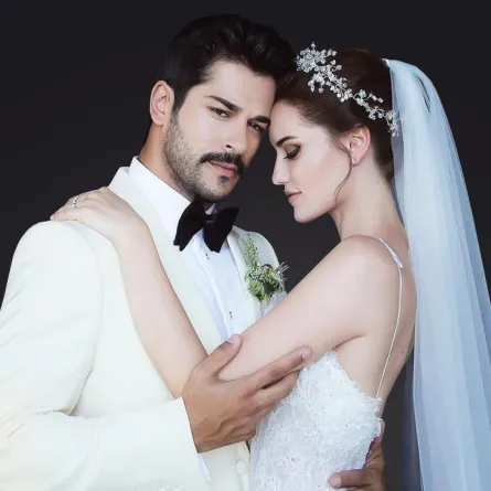 هكذا ردّت فهرية أفجان حول الشبه بين فستان زفافها وفستان نسليهان أتاغول