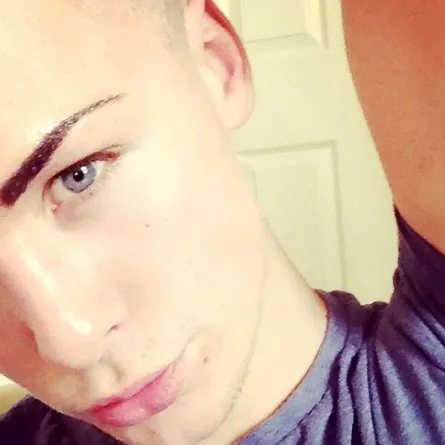 بالصور.. أنفق 40 ألف يورو ليشبه كايتي برايس