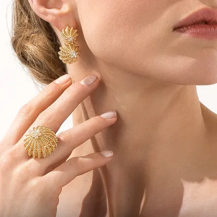 مجوهرات من الذهب والماس تزيد فخامة طلّتك