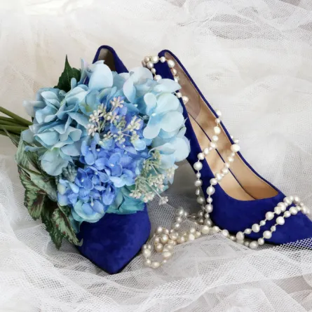 أحذية باللون الأزرق للعروس