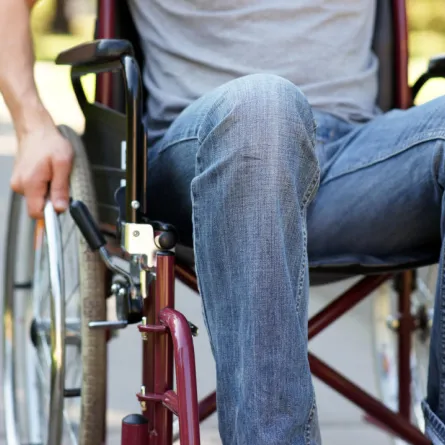 مغردون يكشفون حقيقة معاق الحمراء.. و"العمل" تتدخل