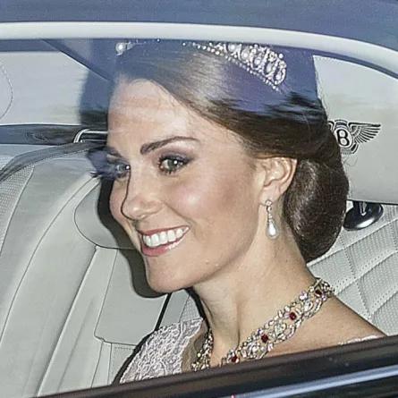 كايت ميدلتون والملكة ليتيسا تستعيران تاجيهما الملكيين 