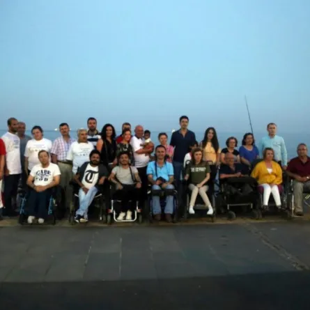 مكفوفون يبحثون عن حظهم داخل البحر