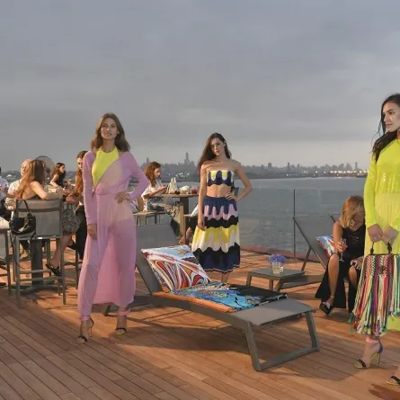 ايميليو بوتشي ينقل ال"بيكيني بار" من بلد إلى آخر