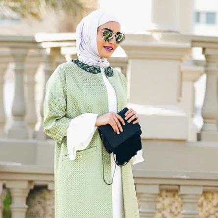 دلال الدوب بإطلالات كلاسيكية بالأسود والأبيض