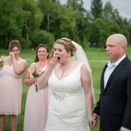 بالصور: عروس تبكي في حفل زفافها..والسبب حضور قلب ابنها