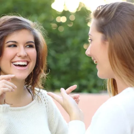 "اتيكيت": لا يجب الاستفسار من محدّثنا عن معتقده وراتبه...