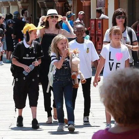 أنجلينا جولي تحتفل في ديزني لاند مع رجل مجهول