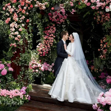 بالفيديو: ميراندا كير تكشف عن الصور الأولى لفستان زفافها