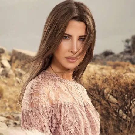 نانسي عجرم فراشة في الفساتين القصيرة