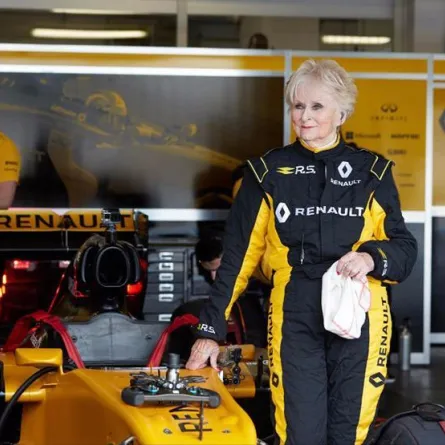 ايرلندية في العقد الثامن ضمن فريق رالي فورمولا