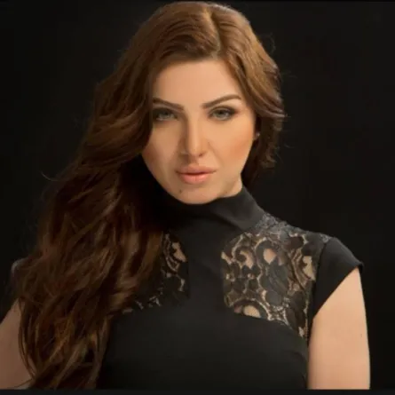 الإعلامية منى عبد الوهاب تنفصل عن المخرج عمرو سلامة : فخورة بأنني عزباء