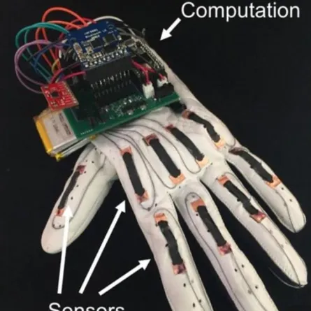 قفازات كهربائية للتواصل مع الصم والبكم