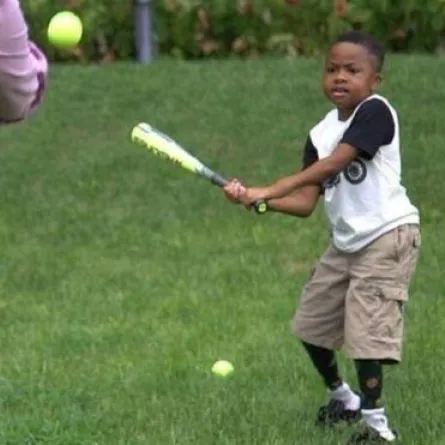 بالصور: أول طفل في العالم خضع لعملية زرع يدين.. يلعب بيسبول!