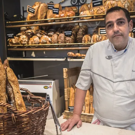 خبّاز تونسي يطعم الرّئيس الفرنسي إيمانويل ماكرون كلّ يوم!