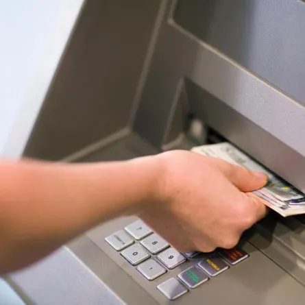 بنك محلي يتيح خدمة سحب فئات الريال والخمسة والعشرة عبر «الصراف الآلي»