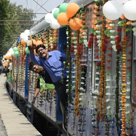 انطلاق أول قطار بالطاقة الشمسية في الهند