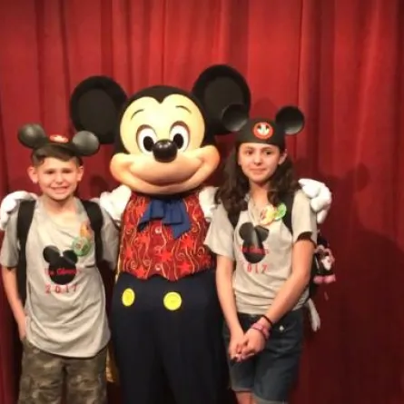 بالفيديو: "ميكي ماوس" يفاجئ طفلين بالتبني.. شاهدوا ردة فعلهما