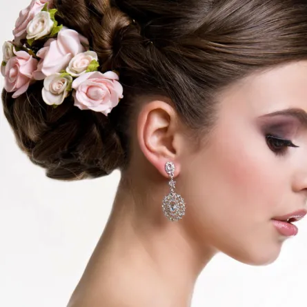 انفوجرافيك: 10 تسريحات شعر عروس مزينة بالورود