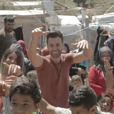 أنطوني توما يُطلق أغنيته المُصوّرة الجديدة وينقل صورة حقيقيّة عن لبنان إلى الخارج