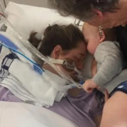 بالصور: طفل يودع والدته بقبلة قبل وفاتها