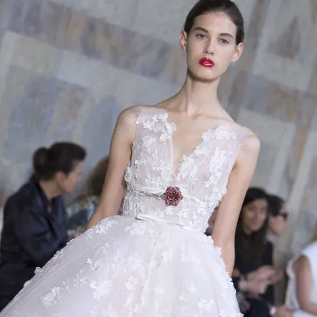 فساتين كتب كتاب باللون الأبيض