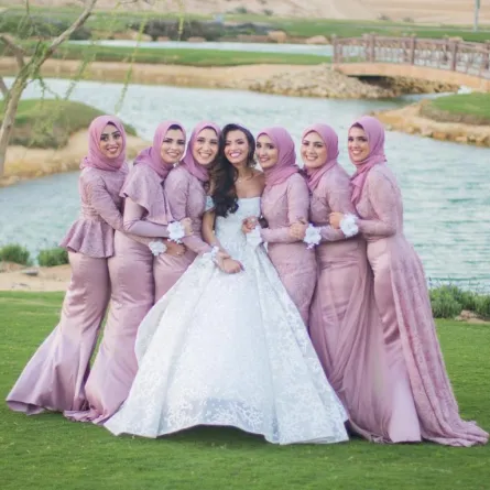 بعد ثلاثة أشهر: كارمن سليمان تشاهد صور زفافها لأوّل مرة