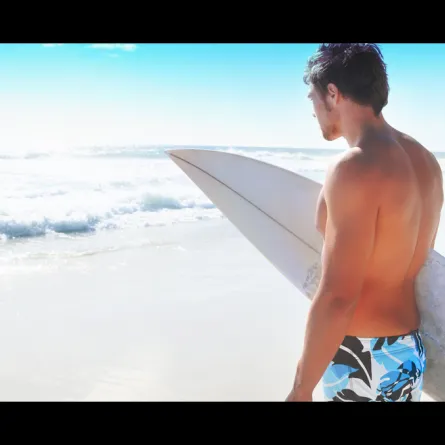 بالفيديو.. رياضي يتحدى الأمواج المتصاعدة وينجو بأعجوبة