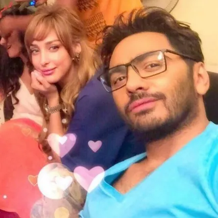بالفيديو: تامر حسني يطلب وساطة الجمهور عند زوجته بسمة بوسيل