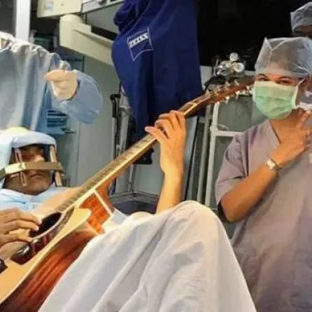 حفلة موسيقية في غرفة العمليات