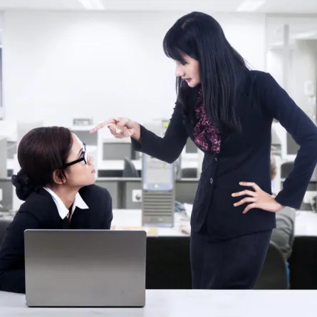 النساء أكثر اشتباكاً في العمل مع زميلاتهن!