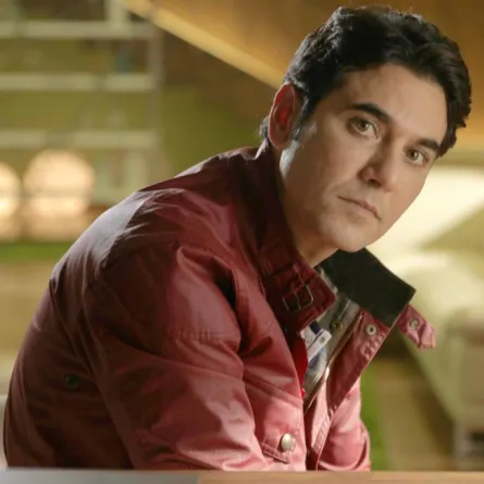 بالصور: أحمد عز يحتفل بيوم ميلاده مع حسناء بالبكيني الأحمر