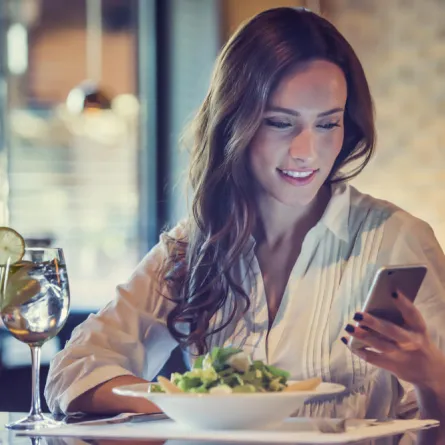 "اتيكيت": يمنع منعًا باتًّا التحدّث على الهاتف أو مع آخر أثناء مضغ الطعام