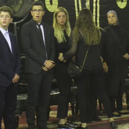 بالصور: ريم مصطفى تتقبل العزاء بوالدها وسط حراسة مشددة وتنشر أول صورة له