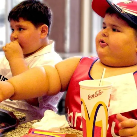 الآباء يقدمون طعاماً غير صحي للأبناء أثناء غياب الأم!